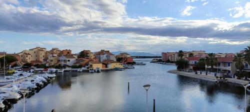 Studio avec vue sublime sur l'étang et les montagnes catalanes