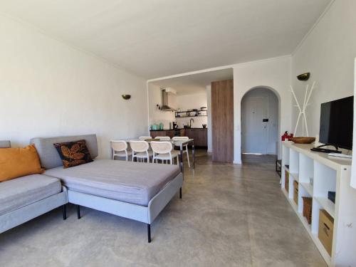 Airy 3br, AC, Garden, 2min Strip, 8min Oura Beach