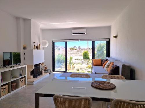 Airy 3br, AC, Garden, 2min Strip, 8min Oura Beach