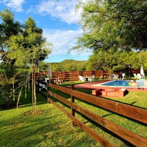 una valla de madera junto a una piscina en Cabañas Ipachi Naguan, en Villa Rumipal