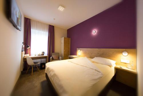 Tempat tidur dalam kamar di Hotel Azenberg
