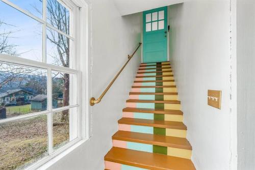 una scala con porta colorata e finestra di Groovy Getaway Loft, Fast Wi-Fi, Downtown a Fort Payne