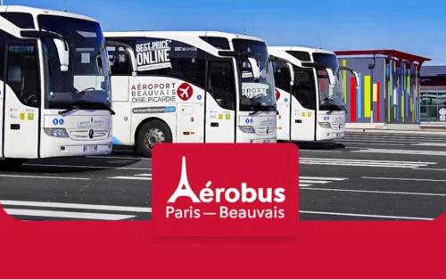 a row of buses parked in a parking lot at Appartement 10 mn de Paris et 5 mn du terminus Paris-Bauvais in Saint-Denis