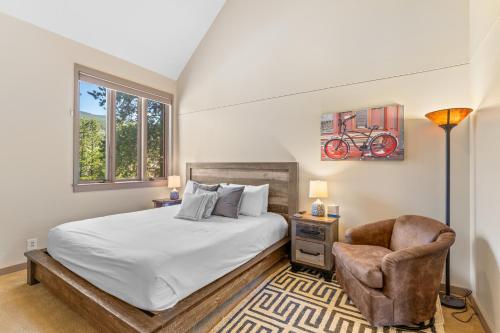 Postel nebo postele na pokoji v ubytování Soda Springs 1902 by Summit County Mountain Retreats