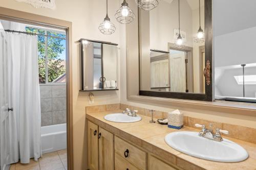 Koupelna v ubytování Soda Springs 1902 by Summit County Mountain Retreats