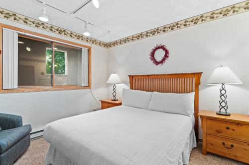 ディロンにあるEast Bay Condos 111のベッドとソファと窓のある寝室