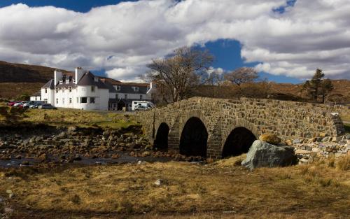 SconserにあるSligachan Hotelの背景石橋