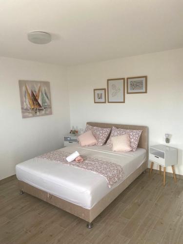 Apartments with parking space Seget Donji, Trogir - 23533