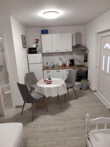 Apartments with parking space Seget Donji, Trogir - 23533