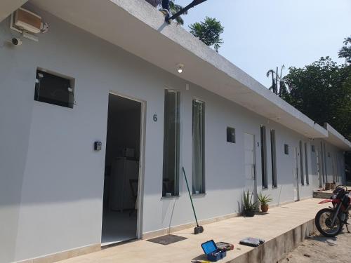 マナウスにあるCasa em vila próximo do aeroporto ideal para descansar no intervalo de conexão entre vôosの白い建物