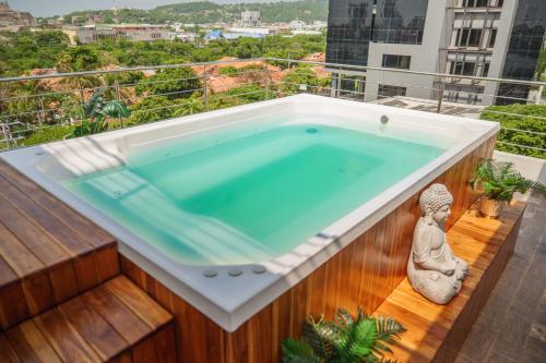 Bahia 79 Apartasuites Cerca al Centro内部或周边的泳池