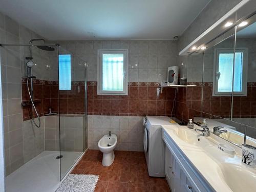 ein Badezimmer mit zwei Waschbecken, einer Dusche und einem WC in der Unterkunft Maison avec jardin près des Thermes, 2 chambres, équipements modernes, à La Roche-Posay - FR-1-541-33 in La Roche-Posay