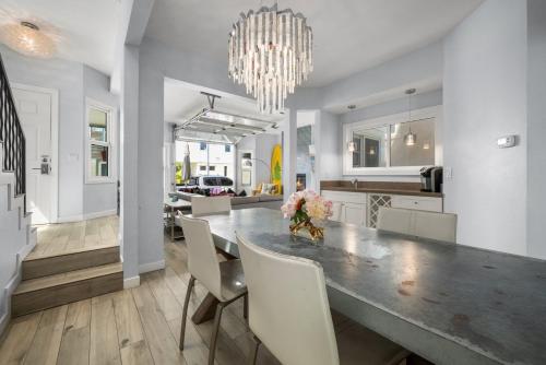 Una cocina y un comedor con mesa y sillas. en Giant Newport Duplex - Surf, Sand, Playground, Parking, en Newport Beach