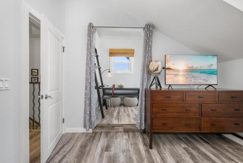 sala de estar con tocador y espejo en Giant Newport Duplex - Surf, Sand, Playground, Parking, en Newport Beach