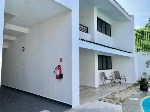 une bouche d'incendie sur le côté d'une maison dans l'établissement Casa Maca, à Playa del Carmen