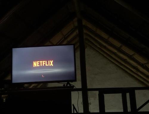 a television with the words netflix on the screen at Cabaña con piscina in Atlántida