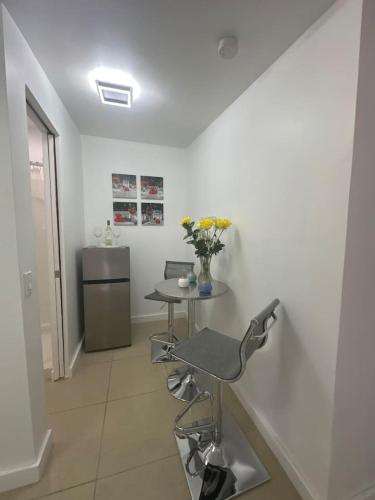 Η κουζίνα ή μικρή κουζίνα στο Relaxing Studio Getaway w BBQ, Patio and Parking
