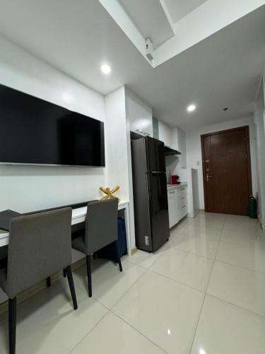 Televisyen dan/atau pusat hiburan di Mi Casa - Cozy Studio with FREE access to Fitness Centre, swimming pool and stunning City View located near the CBD of Ortigas, Makati, BGC