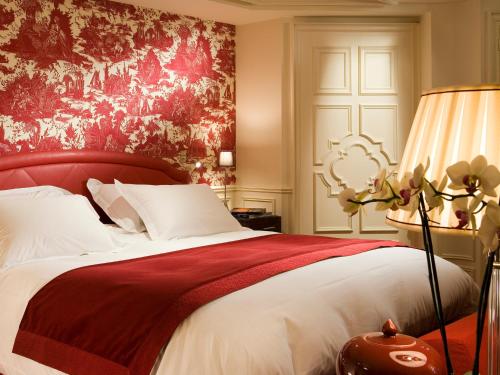 A bed or beds in a room at Hotel Le Royal Lyon - MGallery