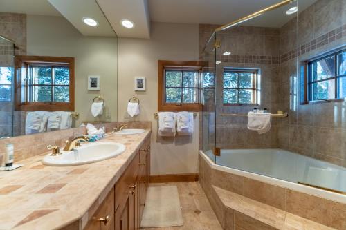 Koupelna v ubytování 580 Elk Circle