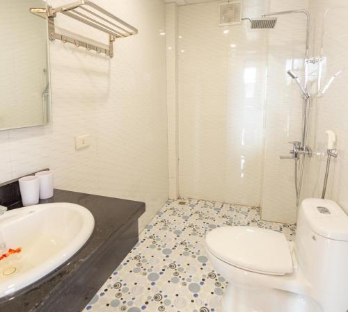ein Badezimmer mit Toilette, Waschbecken und Dusche in der Unterkunft Mai Place Homestay in Ninh Bình