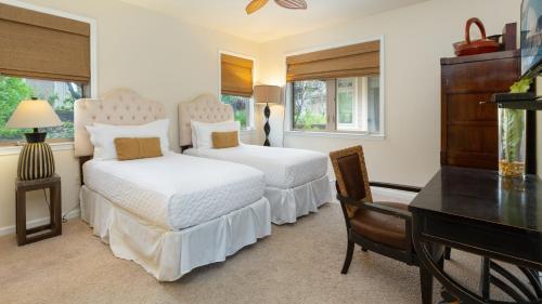 Postel nebo postele na pokoji v ubytování CORAL REEF Lush 4BR KaMilo Home with Heated Pool and Guest Cottage