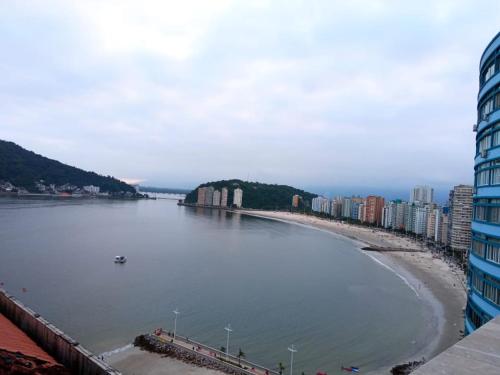 a view of a beach with buildings and a body of water at Espaço Acolhedor perto da Praia. in São Vicente
