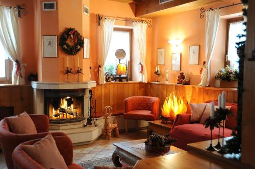 a living room with a fire place in a living room at Hotel Garnì Il Cirmolo in Rocca Pietore