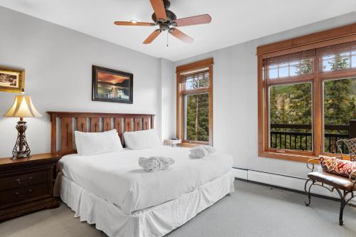 Schlafzimmer mit einem Bett, einem Deckenventilator und Fenstern in der Unterkunft Lone Eagle 3017 in Keystone