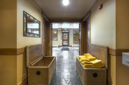 ein Flur mit einem Stapel gelber gefalteter Handtücher in der Unterkunft Lone Eagle 3017 in Keystone