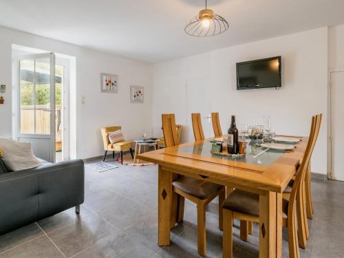 une salle à manger avec une table et des chaises en bois dans l'établissement Gîte Indépendant au Calme avec Jardin et Wifi, à 12 km des Plages - FR-1-306-1287, à Fresnay-en-Retz