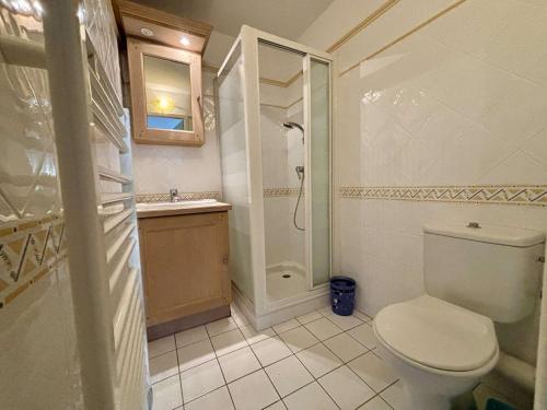 une salle de bain blanche avec toilettes et douche dans l'établissement Appartement 3 pièces avec terrasse à Cavalaire - FR-1-226B-220, à Cavalaire-sur-Mer