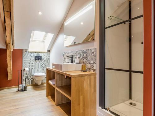 Ένα μπάνιο στο Longère moderne avec spa, billard, babyfoot, salle de sport, hammam, et Wi-Fi - FR-1-306-1288