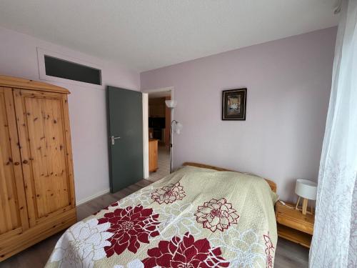 une chambre avec un lit avec une couette dessus dans l'établissement T2 cabine avec Wi-Fi proche centre et plage à Arcachon - FR-1-319-581, à Arcachon
