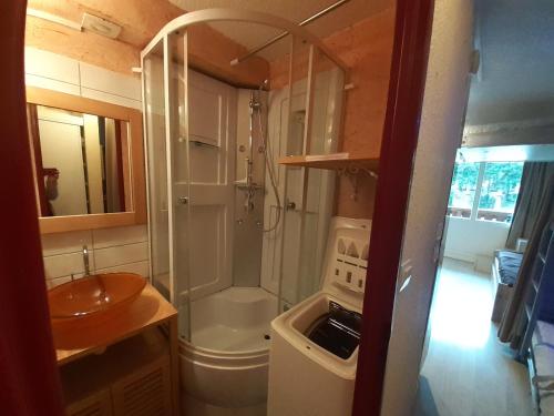 La petite salle de bains est pourvue d'une douche et d'un lavabo. dans l'établissement Studio cosy pour 4 pers. à 20m du télécabine, cuisine équipée, balcon, 3ème étage ascenseur - FR-1-561-117, à Modane
