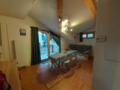 Photo de la galerie de l'établissement Appartement 3 pièces avec coin nuit, balcon, parking, et wifi à Valfréjus - FR-1-561-119, à Modane