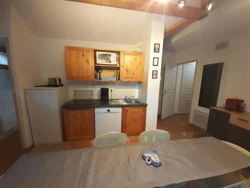 Photo de la galerie de l'établissement Appartement 3 pièces avec coin nuit, balcon, parking, et wifi à Valfréjus - FR-1-561-119, à Modane