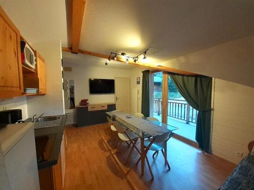 Photo de la galerie de l'établissement Appartement 3 pièces avec coin nuit, balcon, parking, et wifi à Valfréjus - FR-1-561-119, à Modane