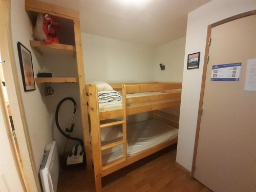 Cette chambre dispose de lits superposés et d'une échelle. dans l'établissement Appartement cosy 8 pers avec coin nuit, terrasse et WiFi à Valfréjus - FR-1-561-123, à Modane