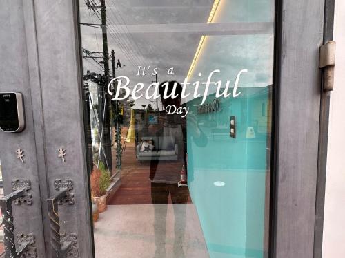 a sign on the door of a beautiful day at Eight Life Go-173ｍ2超の1棟貸し in Hayama