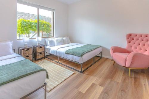 En eller flere senge i et værelse på Renovated Vocation Home in Concord