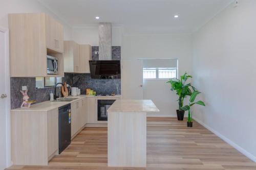 Køkken eller tekøkken på Renovated Vocation Home in Concord