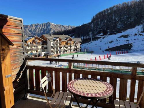 App. skis aux pieds avec piscine, balcon et WiFi - FR-1-322-646