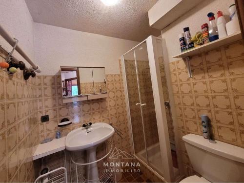 une salle de bain avec un lavabo et une douche dans l'établissement Studio cosy pour 4 au Grand-Bornand avec balcon - FR-1-458-207, au Grand-Bornand