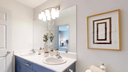 un bagno con due lavandini e uno specchio di Exquisite 3bedroom home, 16m to WEM & 25m to YEG a Edmonton