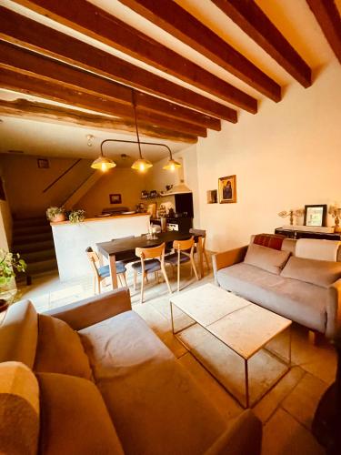 un salon avec un canapé et une table dans l'établissement Maison de Vignerons La Grange, à Noyers-sur-Serein