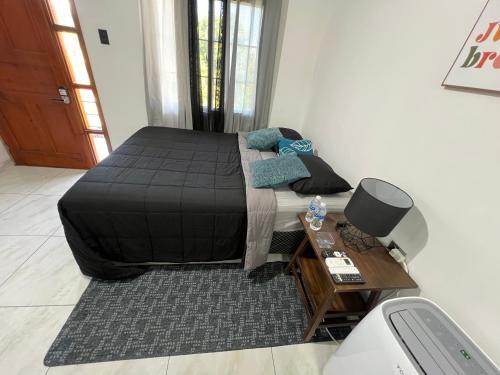Телевизор и/или развлекательный центр в Apartamento y piscina privado a 5 minutos del aeropuerto RVM