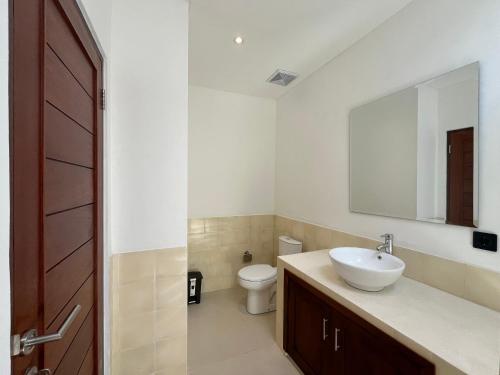 Ένα μπάνιο στο Clara Guest House Canggu