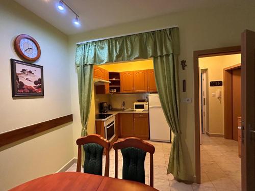 kuchnia ze stołem i krzesłami w pokoju w obiekcie Rehab Apartment VIP w Hévízie