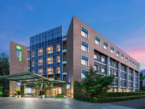 an image of the front of the hotel at Holiday Inn Express Shangdi Beijing by IHG l Next to The Old Summer Palace & Qinghe Railway Station & Subway l Taxi 15 Minutes to Summer Palace & Peking University & Tsinghua University l 20 Minutes to Badaling Great Wall by Railway in Beijing